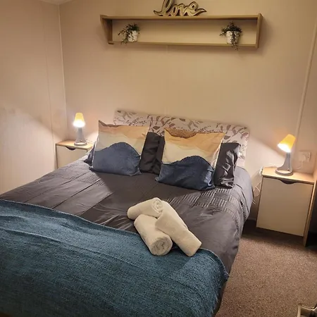 Cozy Caravan Near Edinburgh-2